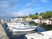 Molat - barche nel porto e nuvole all'orizzonte